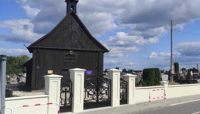 Ogrodzenie zabytkowego kościoła w Parzęczewie